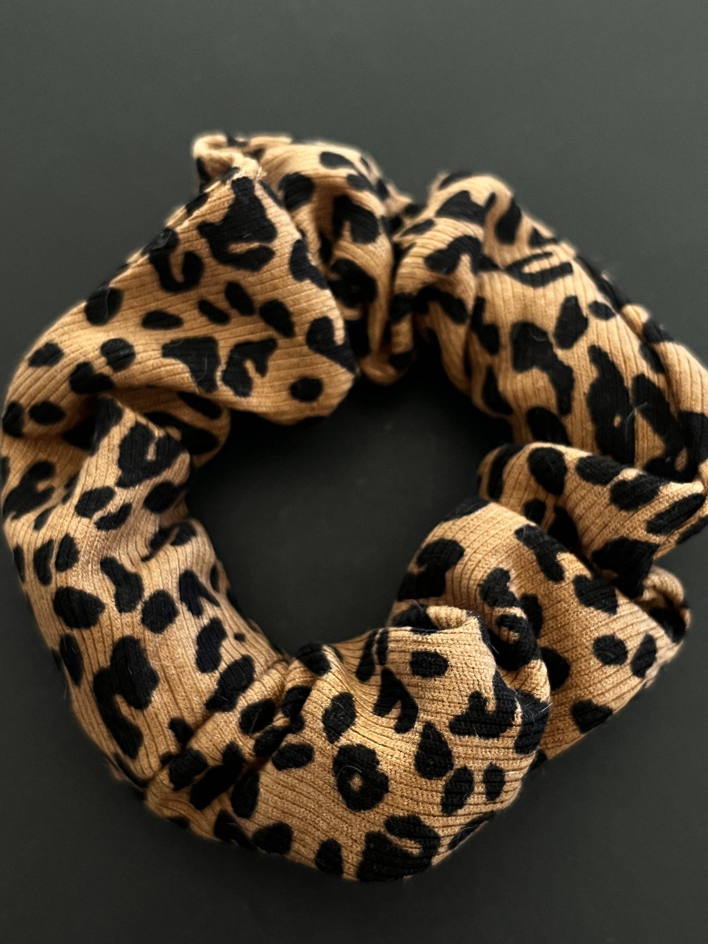 Leo Scrunchie: Schwarz