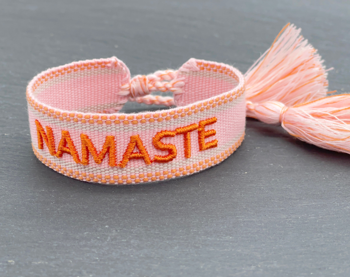 NAMASTE Statement Armband gewebt, bestickt