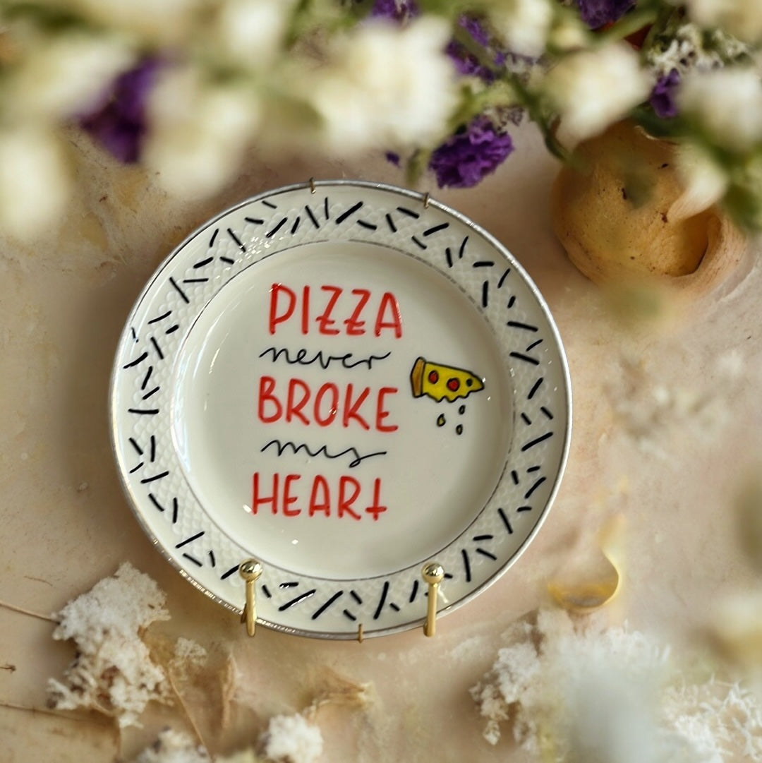 Teller mittel "pizza never broke my heart"