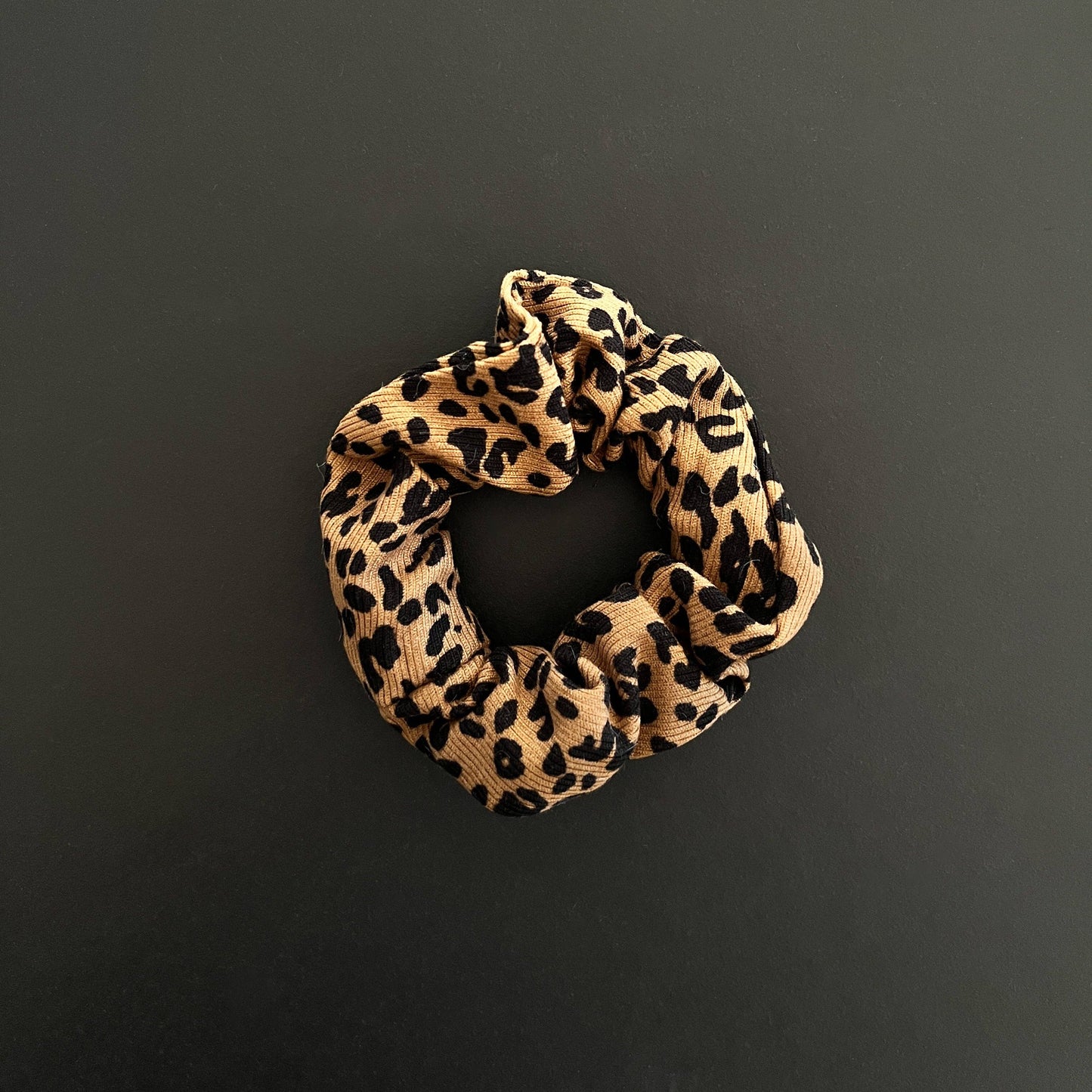 Leo Scrunchie: Schwarz