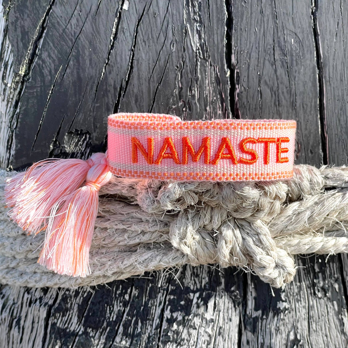 NAMASTE Statement Armband gewebt, bestickt